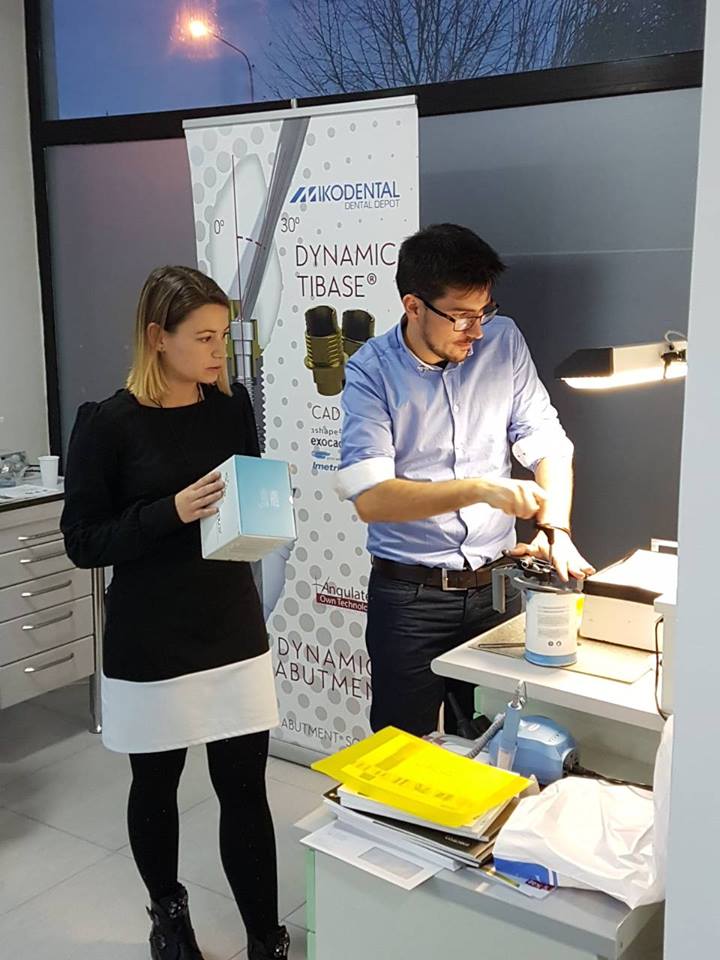 In the upper image our colleagues are making a demonstration of how Novox, a polyol based resin used for dental models and comercialised by Dynamic Abutment ® Solutions, work. 