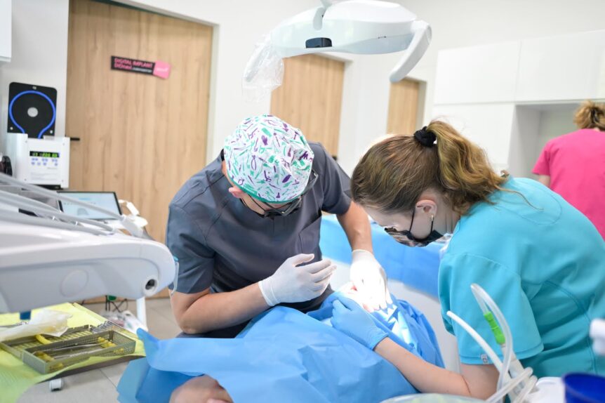 Dr. Sławomir Pastor performing the surgery with the Guided DAS Surgical Kit